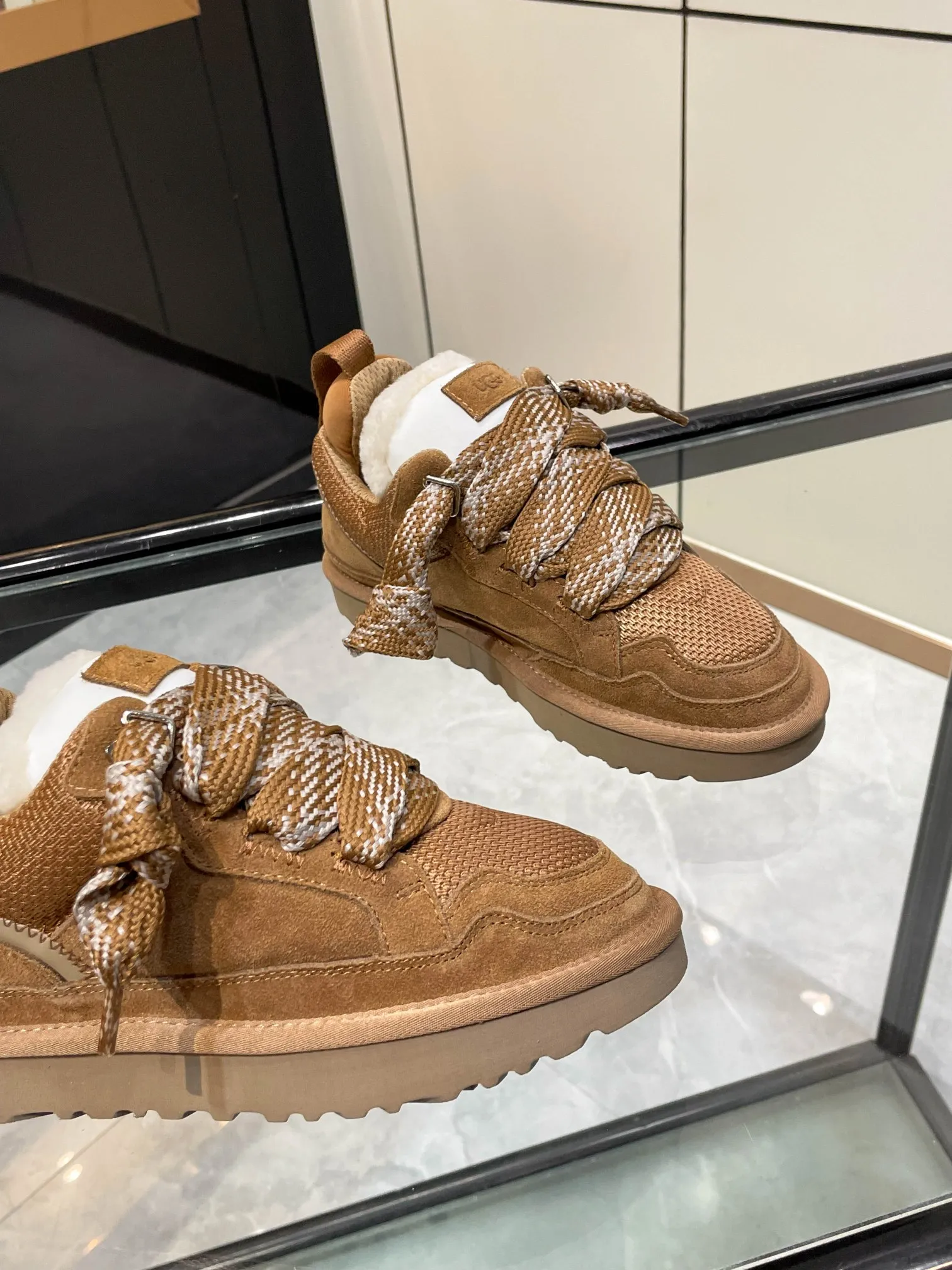 Men's men's shoes pP540! UGG~25vs popular platform thick-soled casual shoes series... [Round-toe thick-soled casual shoes] A shoe that does not clash with shirts, simple partition design ➕ spotted outsole, silk curls on the upper, a must-have for autumn and winter, can be worn with any pants or skirt, very comfortable and beautiful on the feet... ❶Material: Original customized cow ➕Breathable mesh ❷Inner lining: Original customized wool ❸ Foot pads: Original customized sheepskin ❹Outsole: Original molded wear-resistant velvet foam outsole ❺Number of codes: 35-41 ❻Packaging: Original full set of packaging ☀Color: Official website updated simultaneously